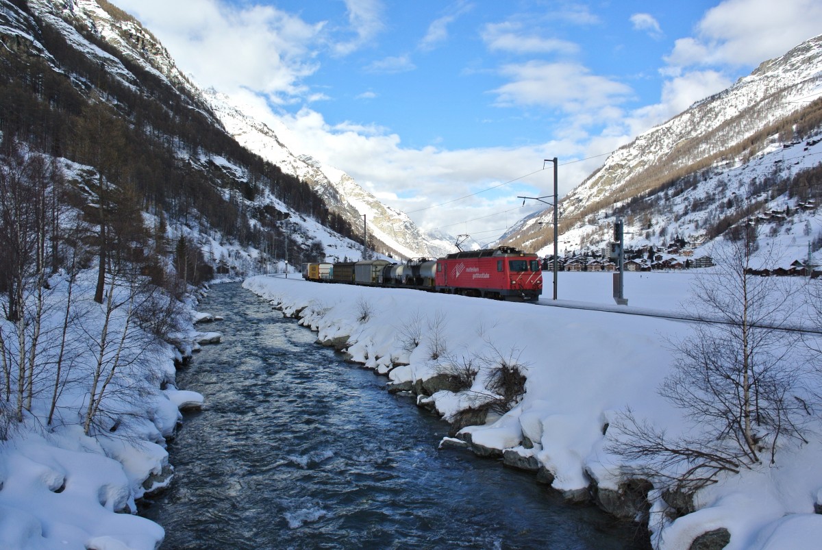 HGe 4/4 II Nr. 5 mit Güterzug Visp-Zermatt bei Täsch, 31.01.2014.