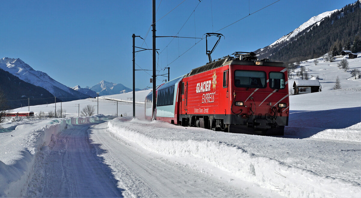 HGe 4/4 ll (MGB).
GLACIER EXPRESS der Matterhorn Gotthard Bahn (MGB)  bei Reckingen am 13. Januar 2022.
Foto: Walter Ruetsch