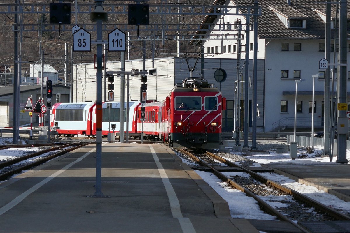 HGe 4/4 mit dem Regio nach Andermatt, bei der Einfahrt in Brig am 29.1.17.