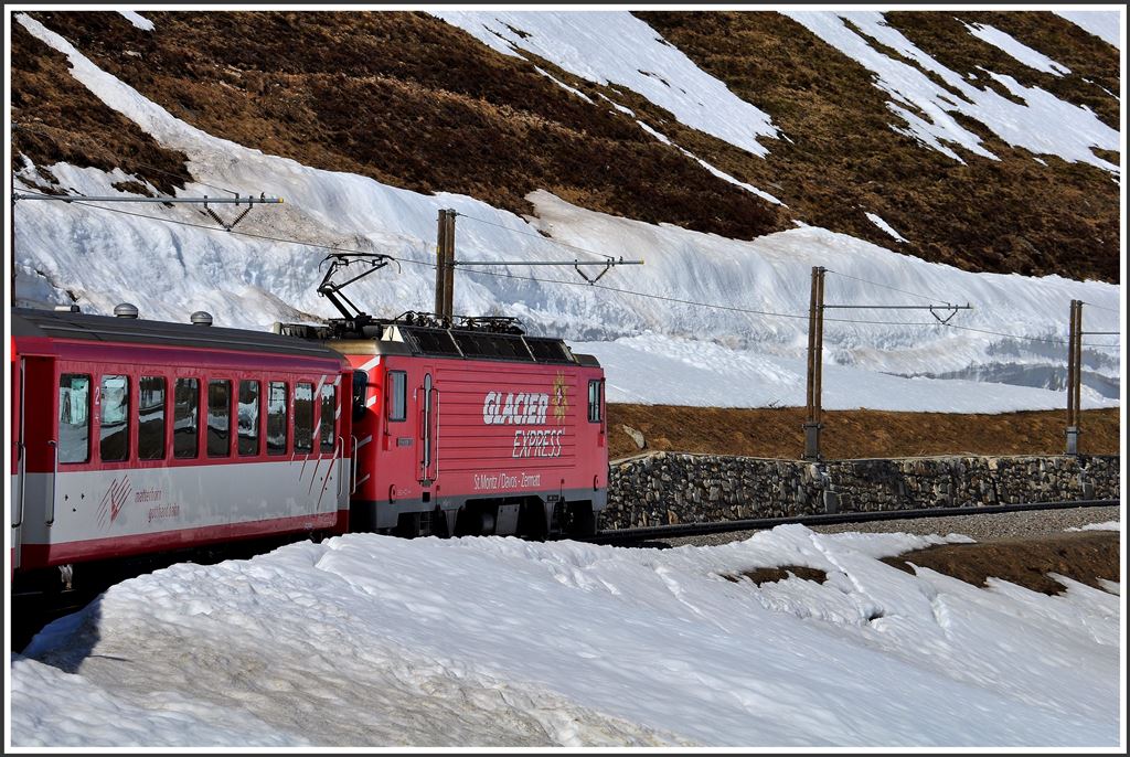 HGe 4/4 Nr.4  Täschhorn  zieht den R852 über den Oberalp nach Disentis/Mustér. Die Täschhorn ist eine Maschine der ehemaligen Brig-Visp-Zermatt-Bahn. (22.04.2015)