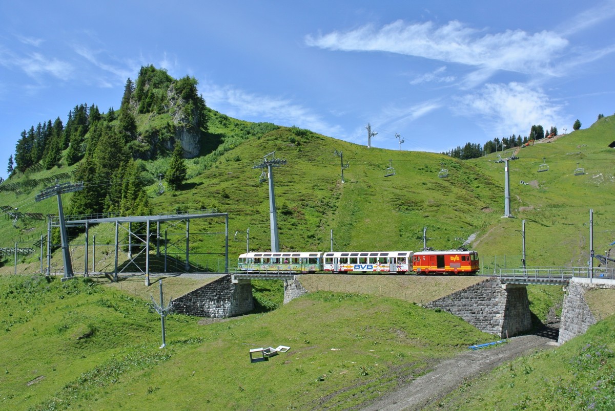 HGe 4/4 Pendel mit der Lok Nr. 33 in Col-de-Bretaye, 03.07.2014.