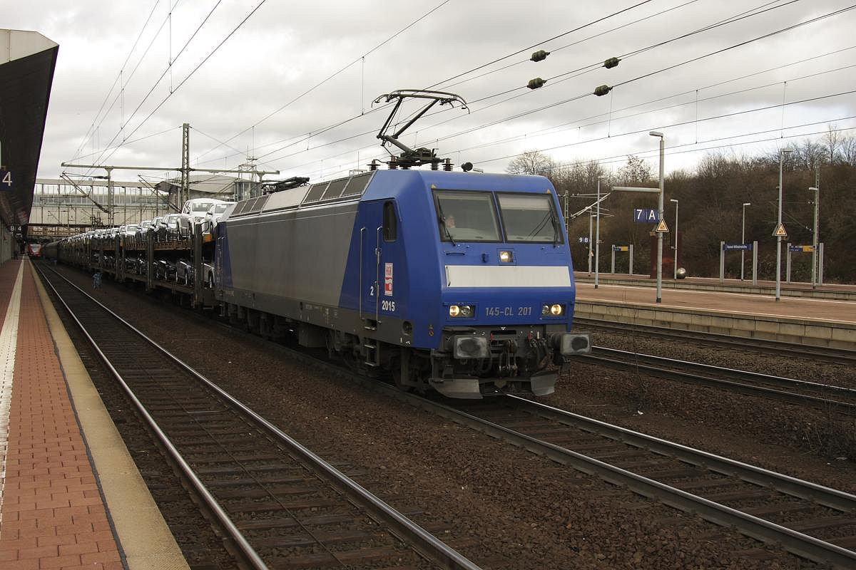 HGK 145 CL 201 fährt am 14.2.2014 um 12.23 Uhr völlig untypisch lackiert durch
den Bahnhof Kassel Wilhelmshöhe in Richtung Süden. Die Lokomotive ist lediglich durch den vorne seitlich angebrachten HGK Aufkleber zuzuordnen.