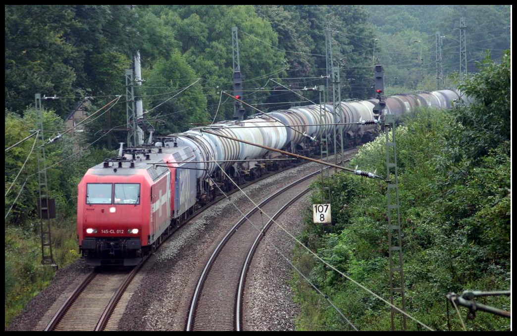 HGK 145CL012 hat neben einem langen Tankzug auch eine SBB Cargo Lok am Haken, als sie am 11.9.2005 am Ortsrand von Hasbergen in Richtung Ruhrgebiet unterwegs ist.