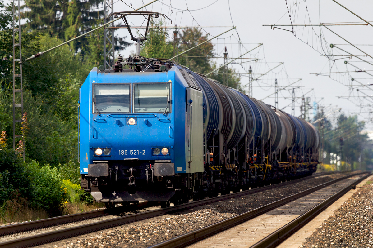 HGK 185 521-2 kommt mit einem Kesselwagenzug von Süd nach Nord bei 
Neu-Ulm vorbei am 19.8.2014