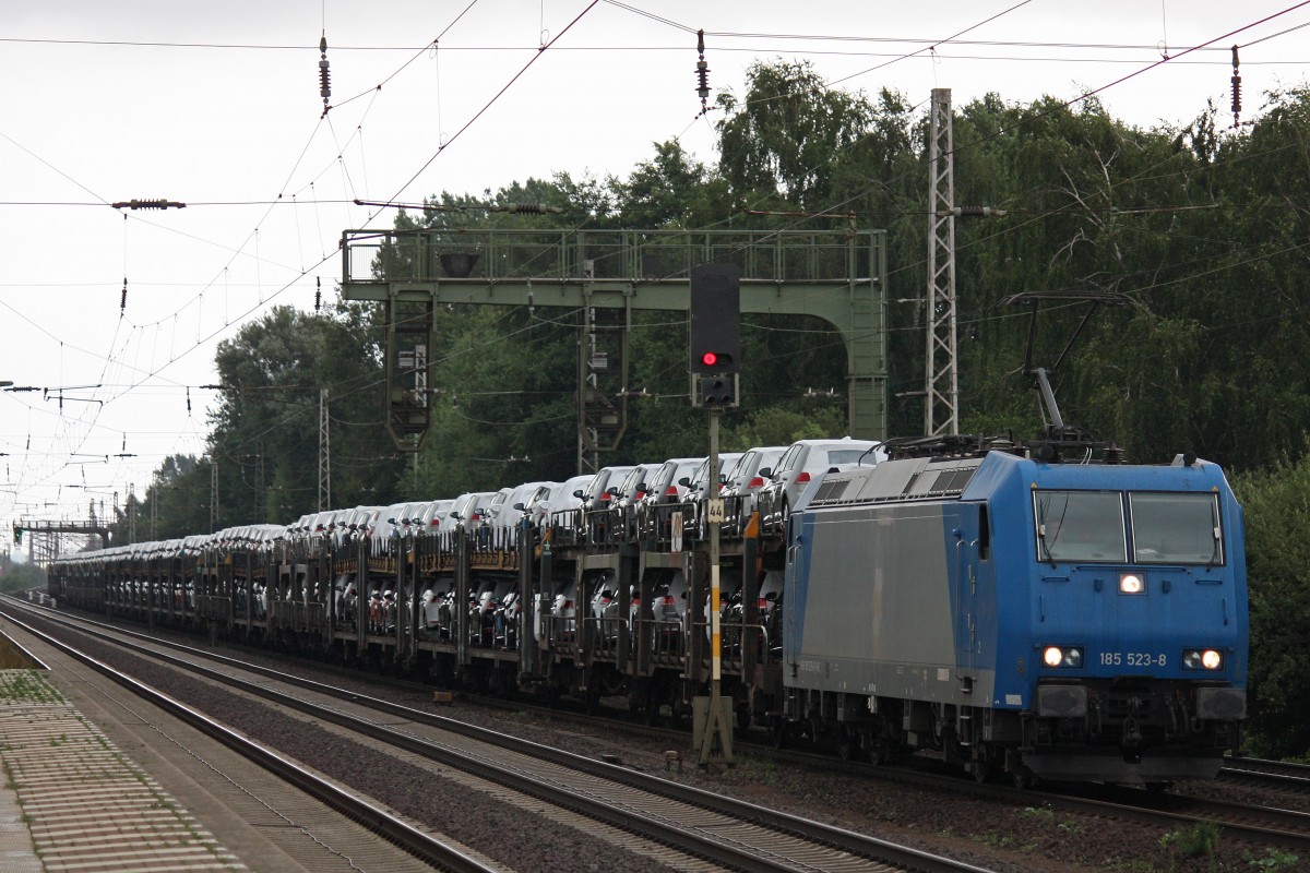 HGK 185 523 zog am 8.8.13 einen Autozug durch Dedensen-Gümmer.