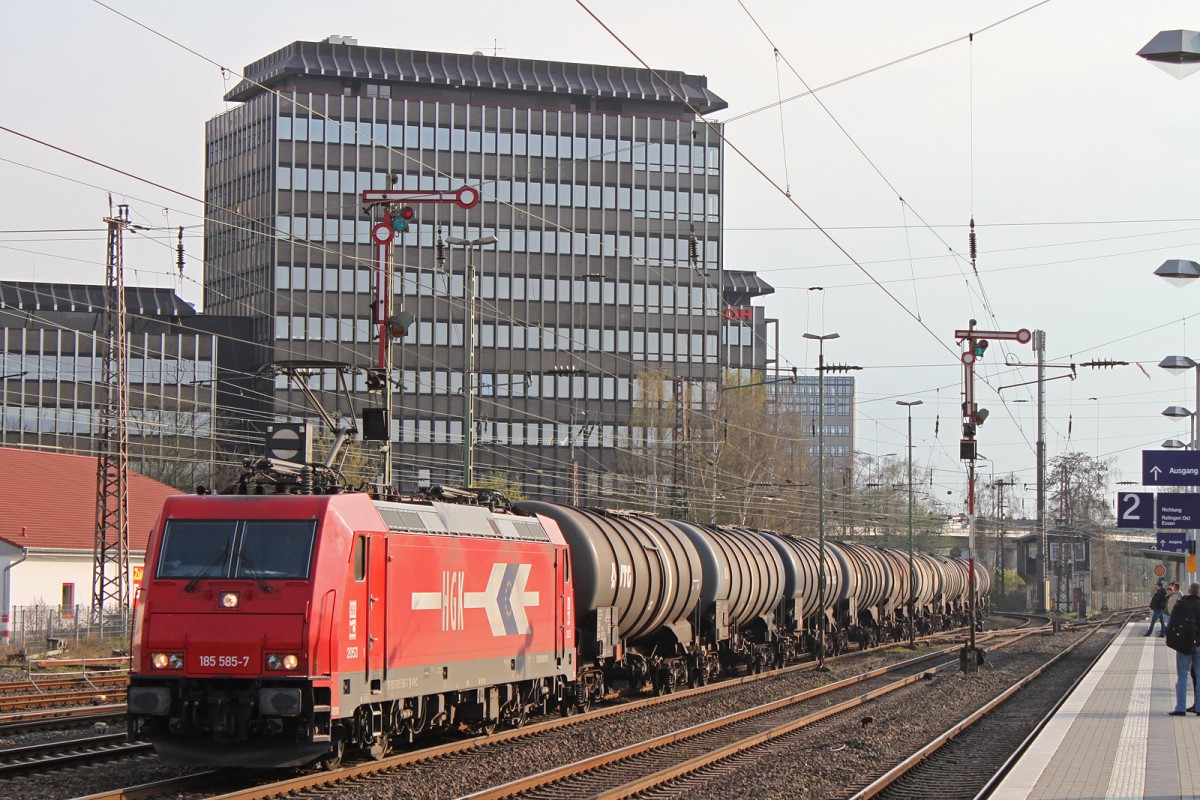 HGK 185 585 zog am 26.3.14 einen Kesselzug durch Düsseldorf-Rath.
