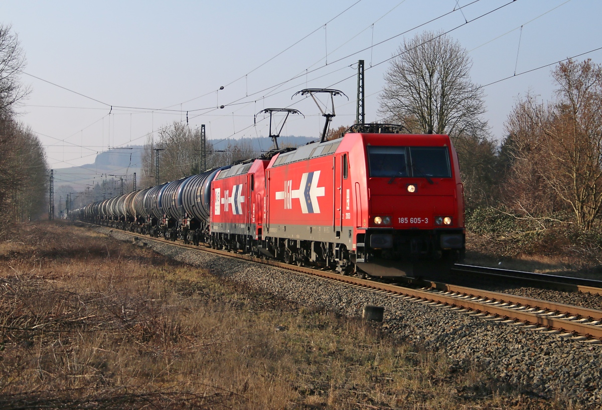 HGK 185 605-3 in Doppeltraktion mit 185 587-3 und Kesselwagenzug in Fahrtrichtung Norden. Aufgenommen am BÜ zwischen Eltmannshausen und Oberhone am 17.03.2016.