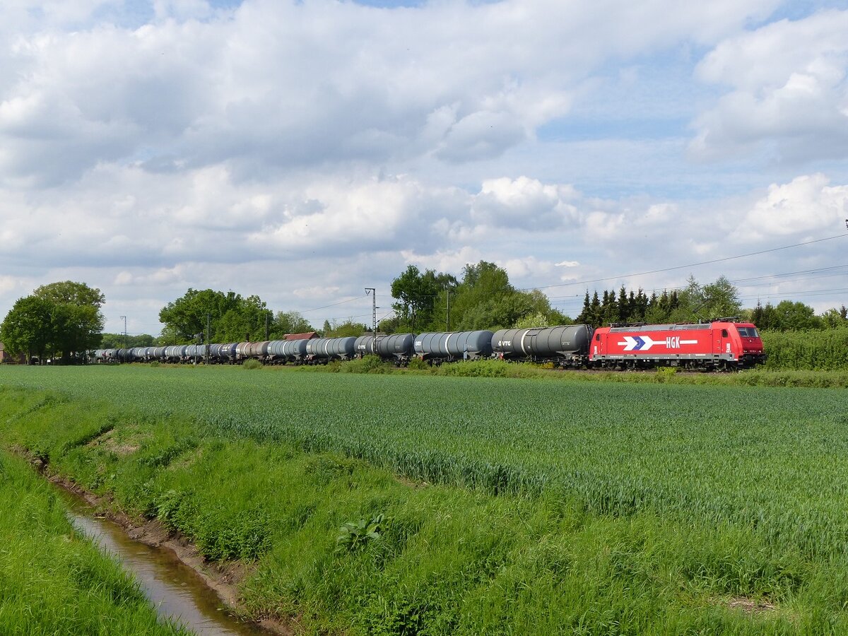 HGK-185 mit Kesselzug von Holthausen bei Lingenn/Ems beim ehem. Bk. Deves zwischen Salzbergen und Rheine, 13.05.15