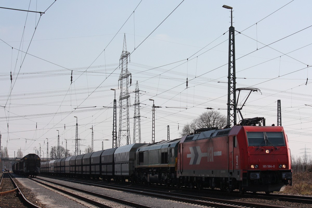 HGK 2052 (185 584) mit HGK DE676 (266 004) und einem Kohlezug nach Neuss Gbf am 7.4.13 beim Halt in Nievenheim.