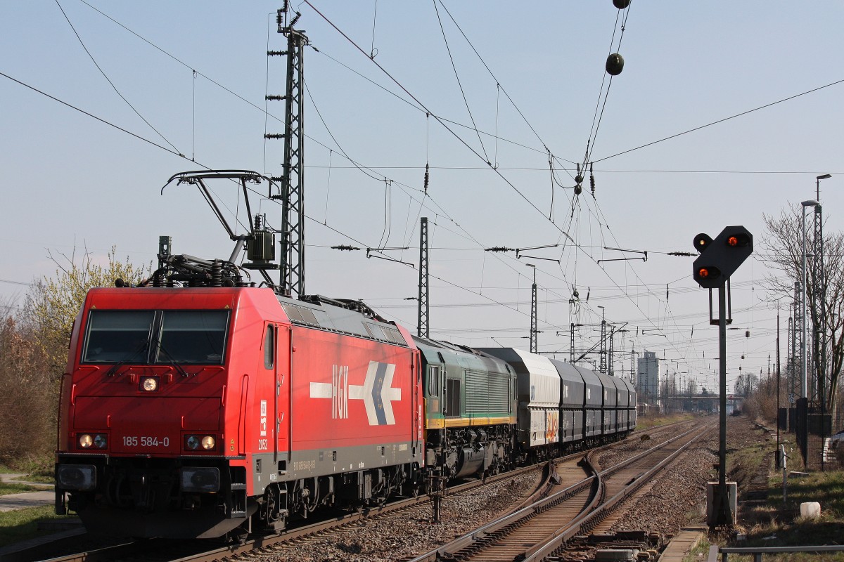 HGK 2052 (185 584) verlsst am 7.4.13 nach einem kurzen Halt mit HGK DE676 (266 004) und einem Kohlezug Nievenheim.
