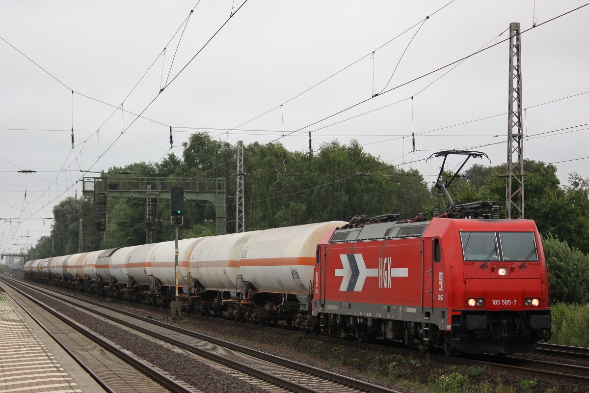 HGK 2053 (185 585) am 8.8.13 mit einem Gaskesselzug in Dedensen-Gmmer.