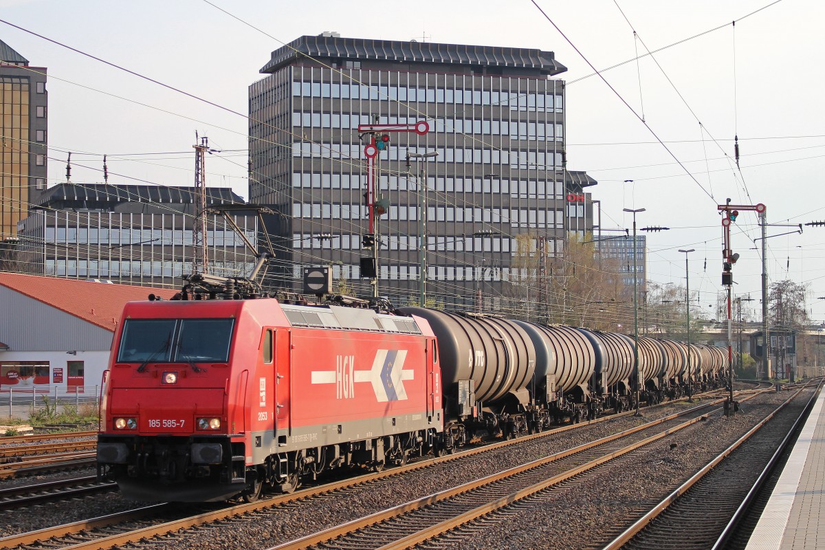 HGK 2053 (185 585) am 26.3.14 mit einem Kesselzug in Düsseldorf-Rath.