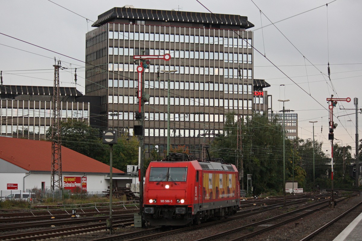 HGK 2054 (185 586) am 9.10.13 als Tfzf in Düsseldorf-Rath.
