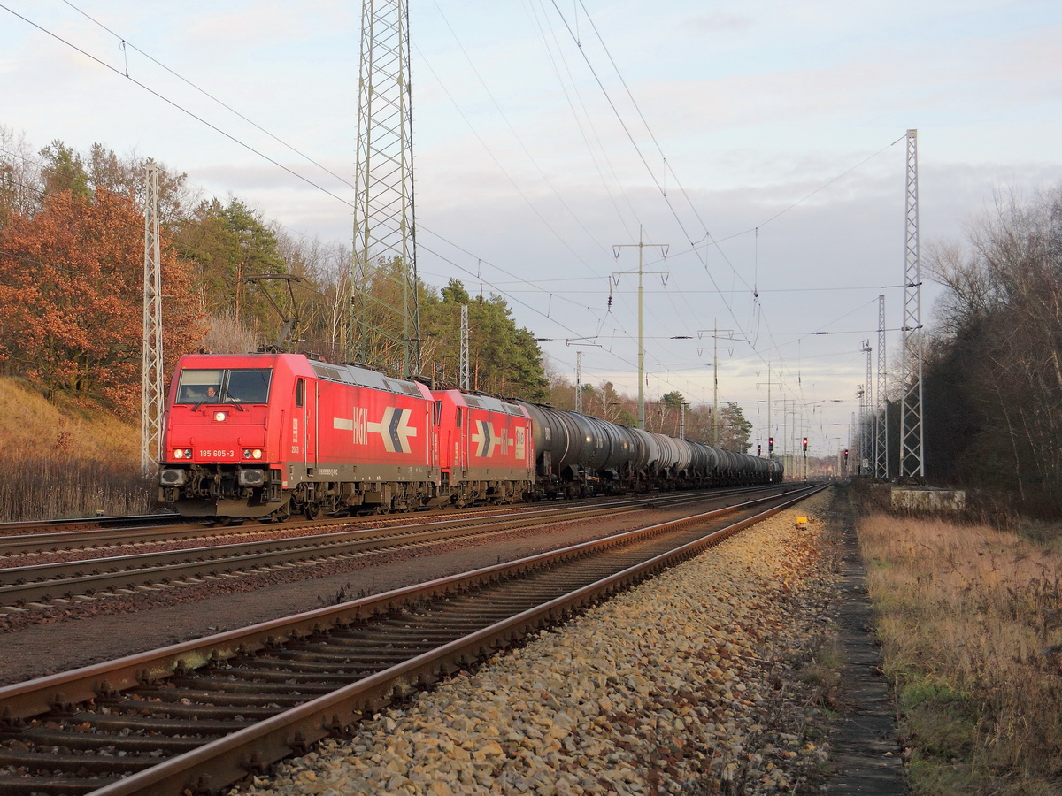 HGK 2063 (91 80 6185 605-3 D-RHC) und HGK 2057 (91 80 6185 589-9 D-HGK)auf dem südlichen Berliner Außenring bei Diedersdorf aus Richtung Berlin kommend am 22. Dezember 2013 mit einem Ganzzug Kesselwagen die laut UN Nummer / Stoffnummer alle für den Transport für  Benzin bestimmt waren. 

