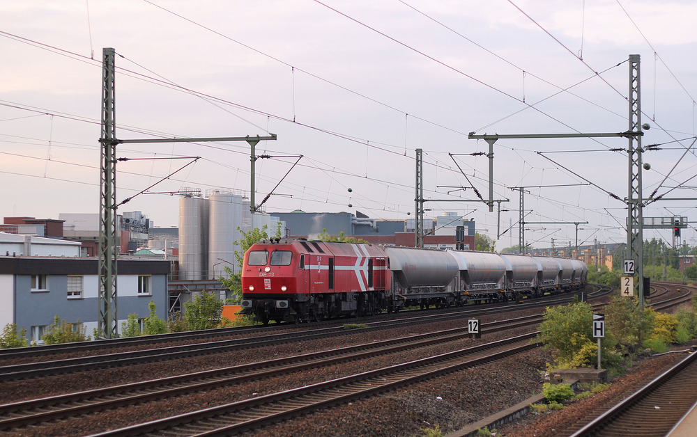 HGK DE 13 hat einen mit Braunkohlenstaub beladenen Ganzzug am Haken.
Aufgenommen am 28. April 2014 in Köln-Nippes.