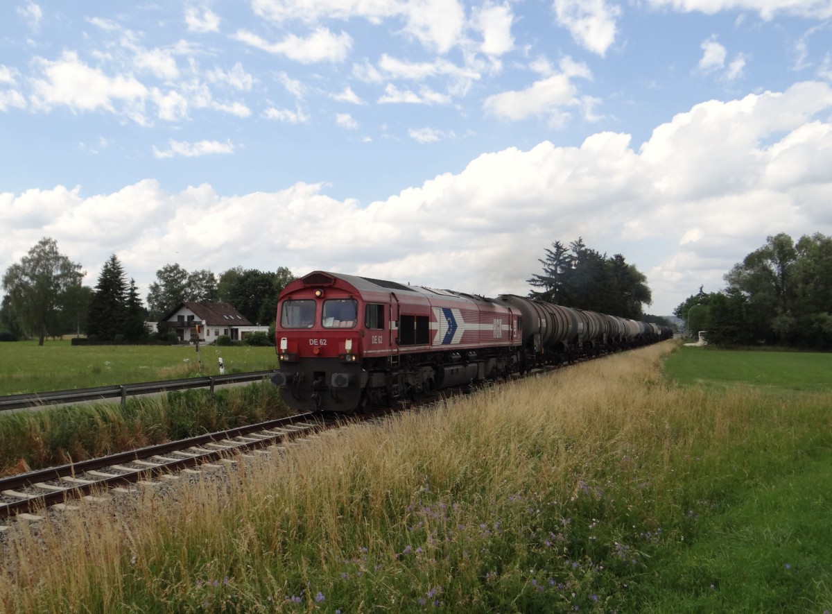 HGK DE 62 (266 062-9)ist mit Kesselwagenzug am 25.06.14 Neu-Ulm zusehen.