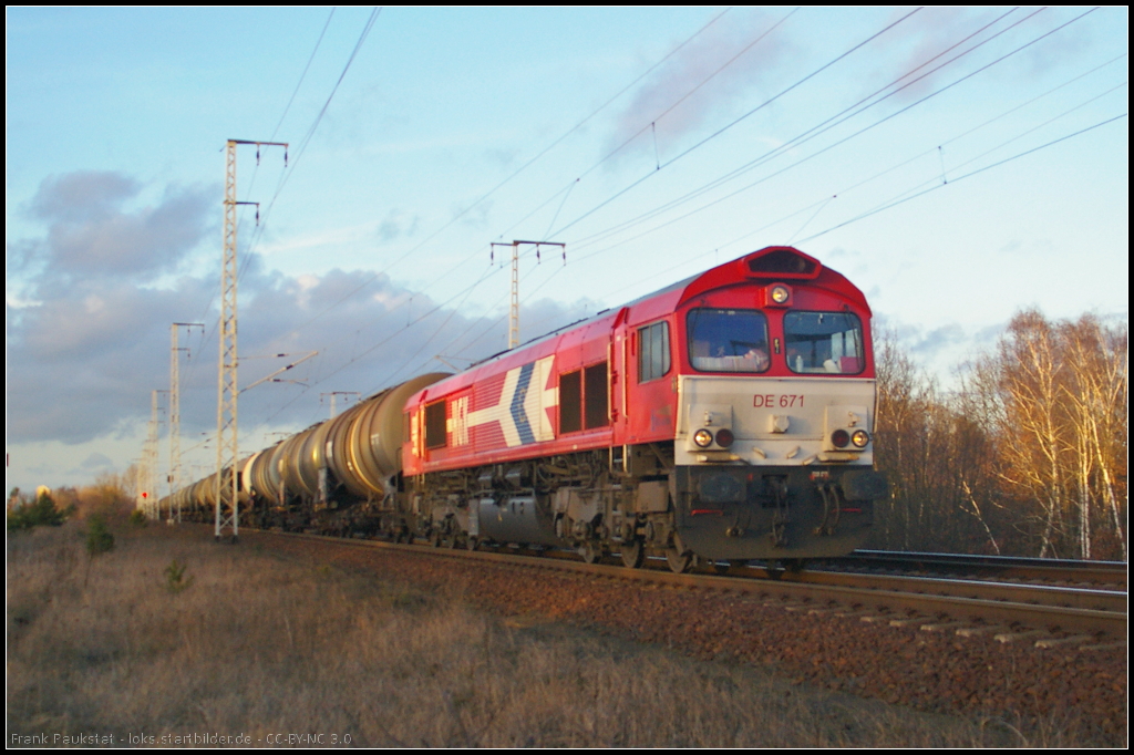 HGK DE 671 / 266 071 am 06.02.2014 mit Zans-Wagen in der Berliner Wuhlheide