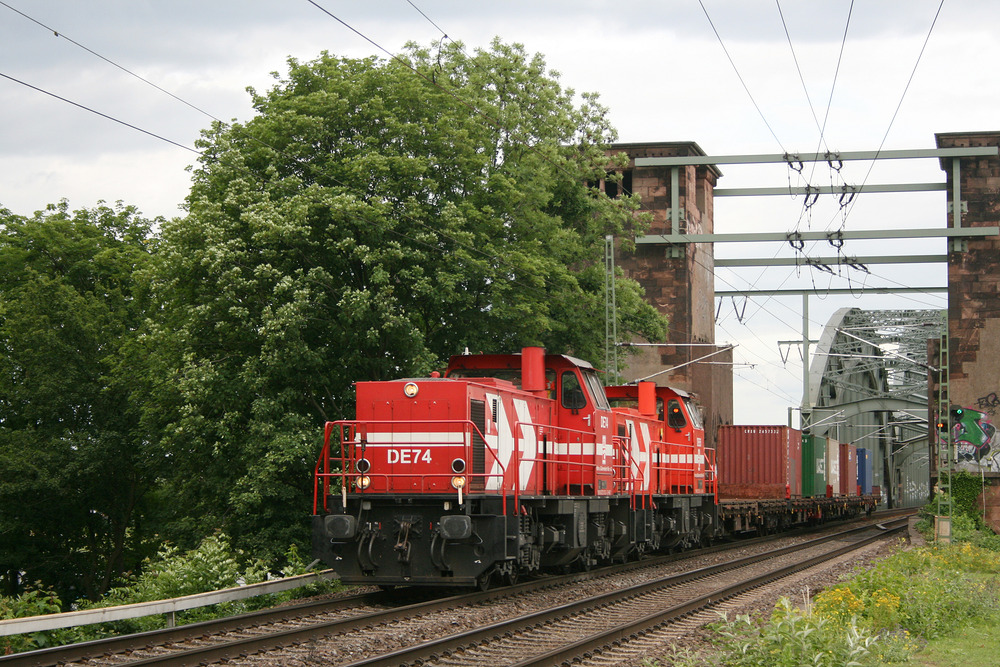 HGK DE 74 und DE 75 haben den leider nicht mehr existierenden Containerzug Bergisch Gladbach - Köln-Niehl Hafen am Haken.
Aufgenommen am Westkopf der Kölner Südbrücke am 22.06.2012