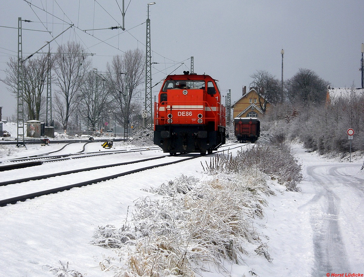HGK DE 86 wartet im Bahnhof Nievenheim am 17.12.2010 auf die nächsten Aufgaben
