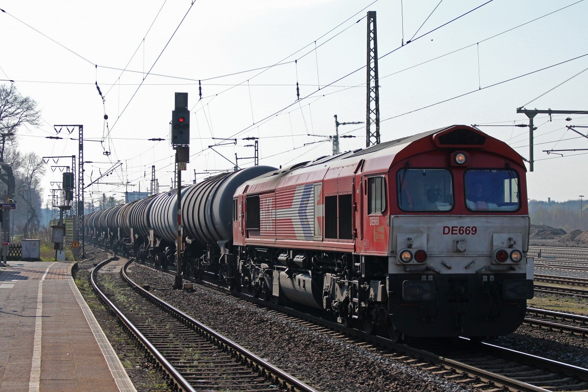 HGK DE669 am 27.3.14 mit einem Kesselzug in Duisburg-Bissingheim.