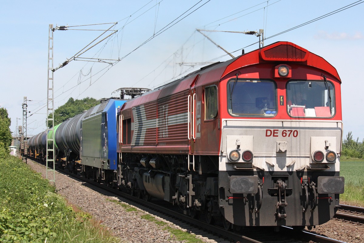 HGK DE670 zog am 2.6.13 die HGK 2015 (145-CL 201) und einen Kesselzug durch Menden.