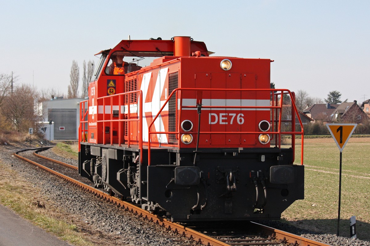 HGK DE76 hat am 7.4.13 den Schuppen in Nievenheim verlassen um den Nievenheimer Richtung Aluwerk zu ziehen.