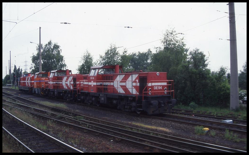 HGK Lokzug mit DE 94 an der Spitze fährt hier am 26.5.1995 durch den Bahnhof Godorf.