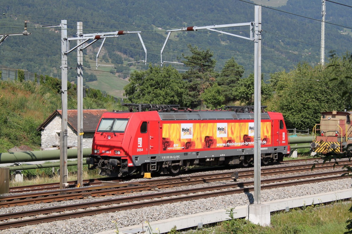 HGK Mehrsystemlok 185 586-5 abgebgelt auf einem Abstellgleis in Zizers/GR.Rhein Cargo fhrt 2x wchentlich einen Zug mit Braunkohlenstaub von Kln-Frechen direkt nach Zizers/GR (Zementwerke Untervaz)Zizers 30.08.13 

