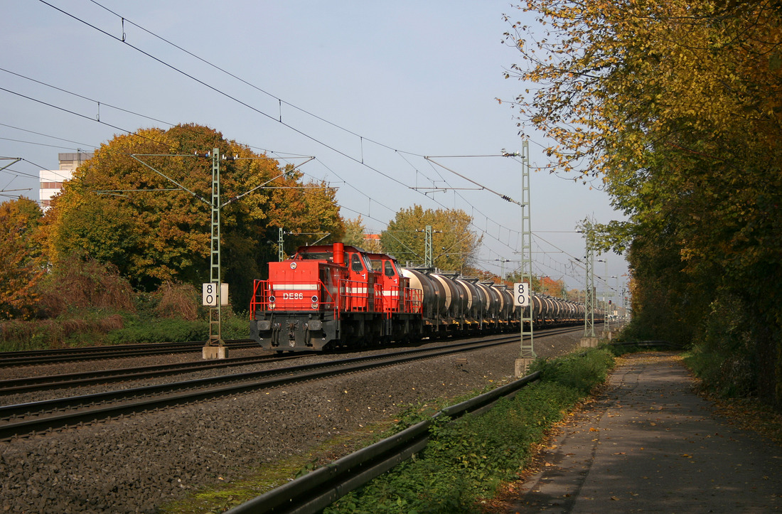 HGK (mittlerweile RheinCargo) DE 86 + DE 81 mit dem Wasserglaszug. // Aufgenommen an der Stadtgrenze Köln / Leverkusen. // 29. Oktober 2010

