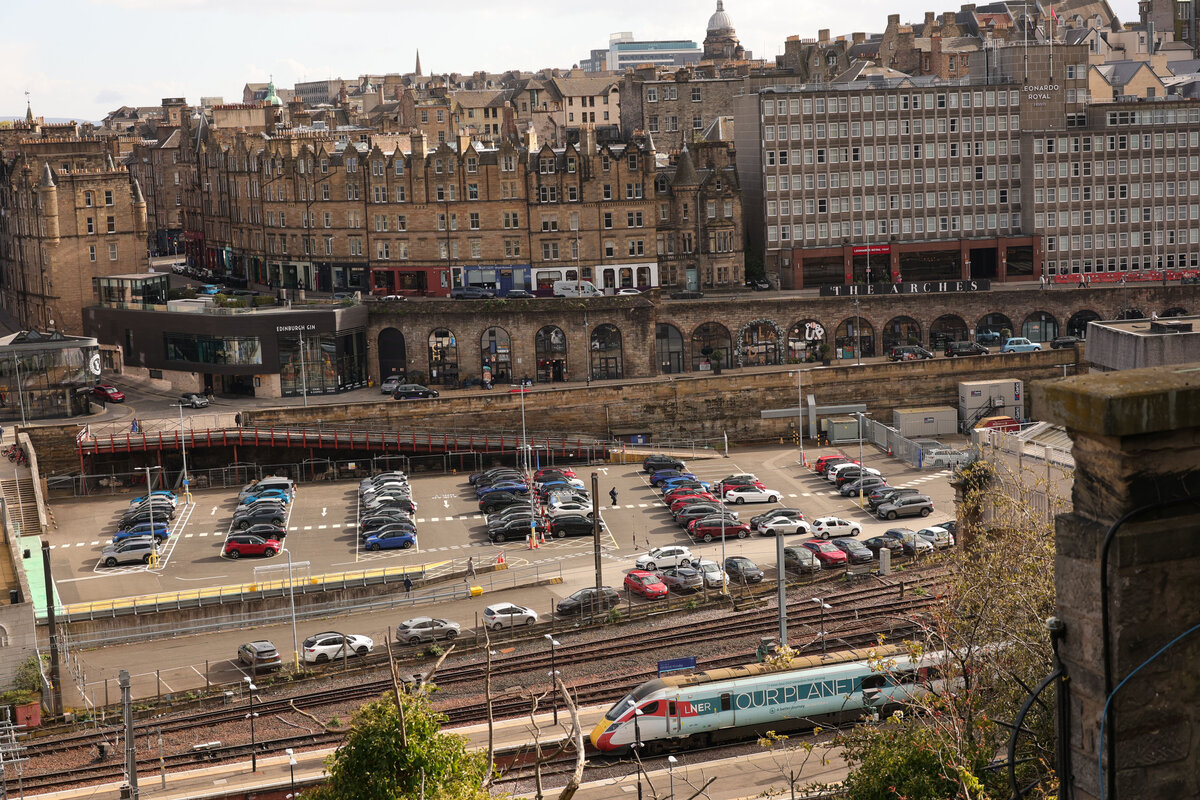 HGV-Zug 801 204  Our Planet  wartet in Edinburgh Waverley auf Abfahrt. Der Zug, der einen teilweise  biologischen  Anstrich besitzt, verweist auf das Engagement der LNER f�r Nachhaltigkeit. 13.April 2026   