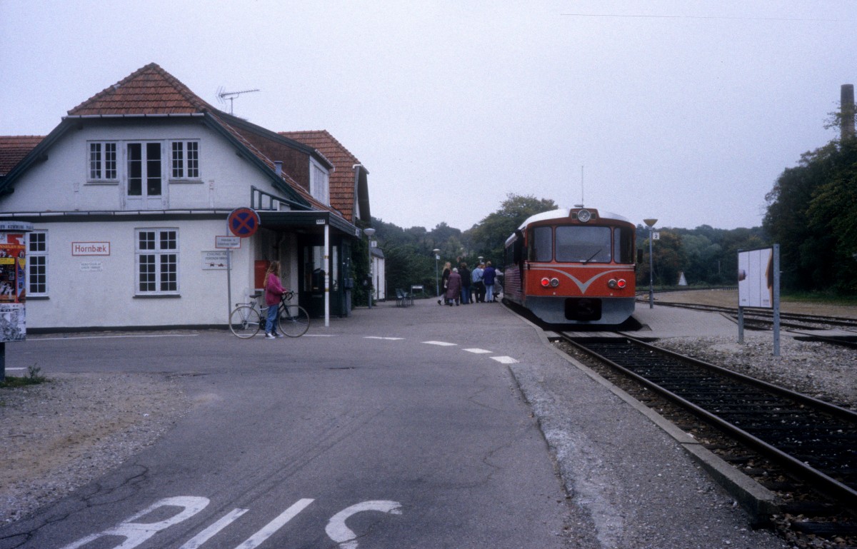 HHGB-Bahnhof Hornbæk im September 1992. - Ein Triebzug bestehend aus einem Triebwagen (Ym) und einem Steuerwagen (Ys) hält am Bahnsteig. - Der Zug fährt in Richtung Helsingør.