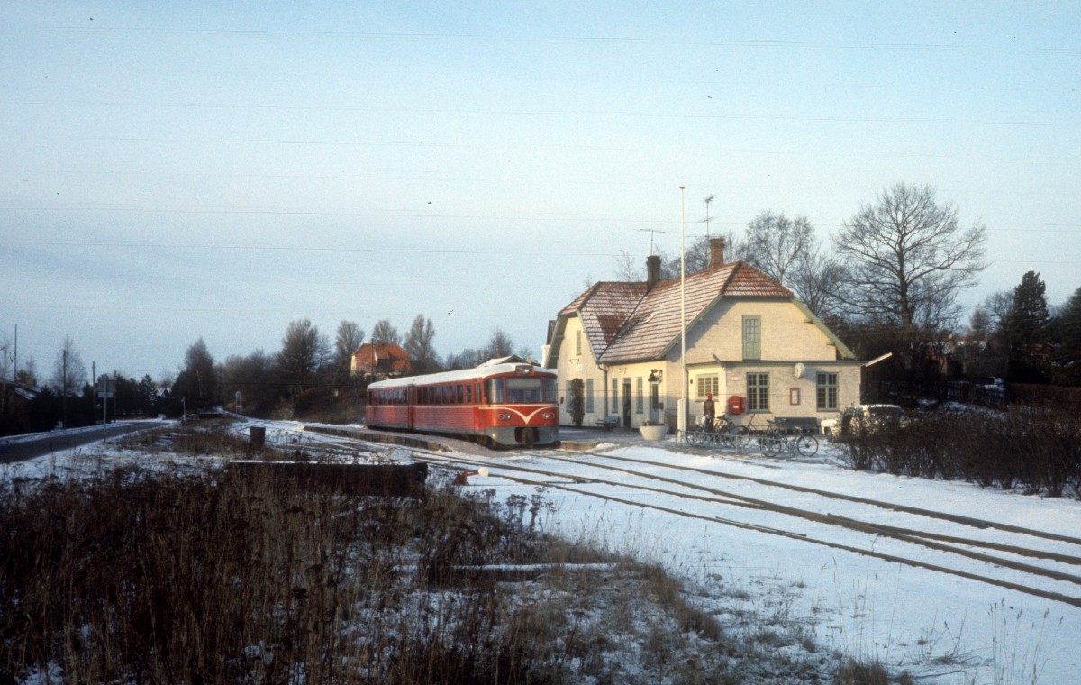 HHGB: Ein Triebzug (Ys + Ym) hält am 25. Dezember 1976 im Bahnhof Ålsgårde. - Die Kleinstadt befindet sich in Nordseeland auf der Bahnstrecke Helsingør - Gilleleje.
