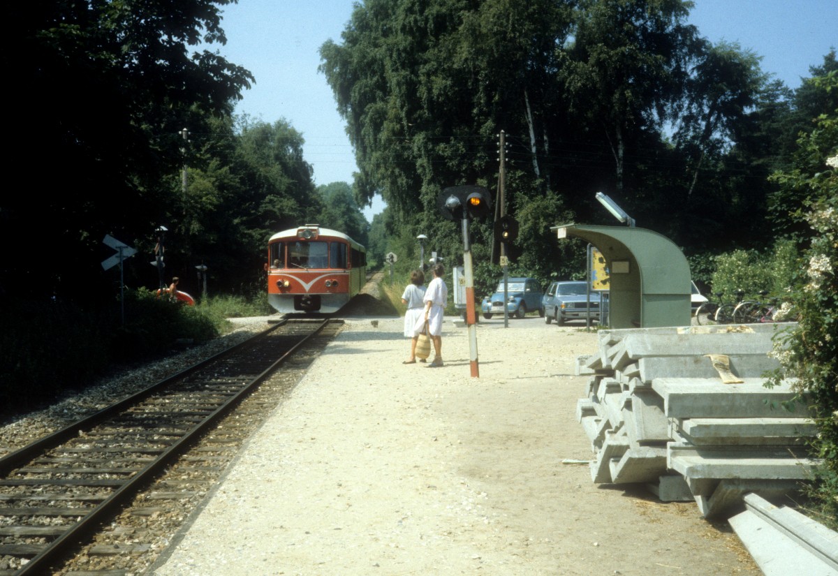 HHGB (Helsingør-Hornbæk-Gilleleje-Banen, auch Hornbækbanen genannt): Ein Triebzug bestehend aus einem Steuerwagen (Ys - dem vorderen Wagen) und einem Triebwagen (Ym) erreicht am 11. Juli 1983 den Haltepunkt Kildekrog. - Auf dieser Bahnstrecke, d.h. der Strecke  zwischen Helsingør und Gilleleje, fahren heute Triebzüge des Typs LINT 41 des Bahnunternehmens Lokalbanen.