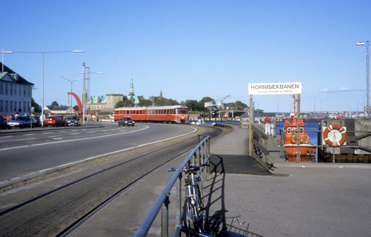 HHGB (Helsingør-Hornbæk-Gilleleje-Banen, auch Hornbækbanen genannt): Triebzug (Ys + Ym) Havnegade (: Hafenstrasse) in Helsingør im September 1992. - Im Hintergrund ist das Schloss Kronborg zu sehen.