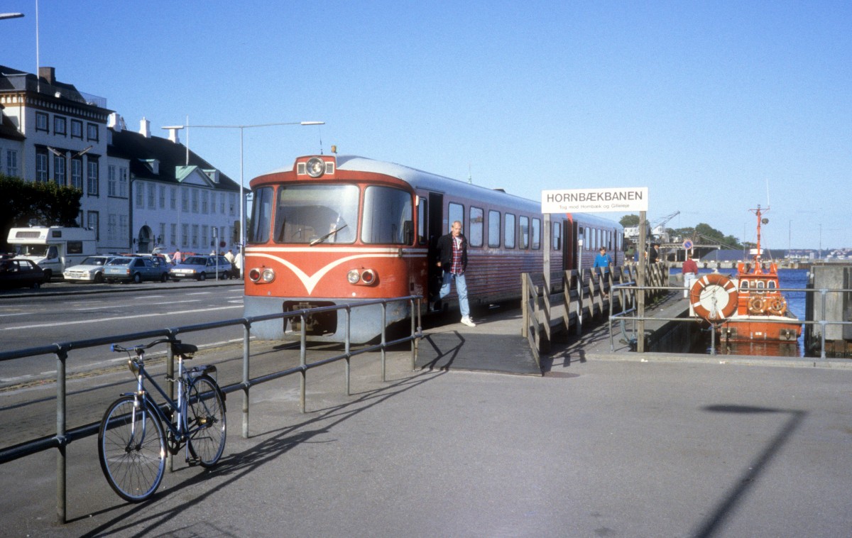 HHGB (Helsingør-Hornbæk-Gilleleje-Banen, auch Hornbækbanen genannt): Eine Zeit lang gab es einen Haltepunkt an den DSB/SJ-Fährbetten im Hafen von Helsingør (Havnegade / Havnepladsen / Stationspladsen). Auf dem Bild hält ein Triebzug, der eben von Gilleleje angekommen ist, an diesem Haltepunkt. - Die Aufnahme stammt aus dem September 1992. 