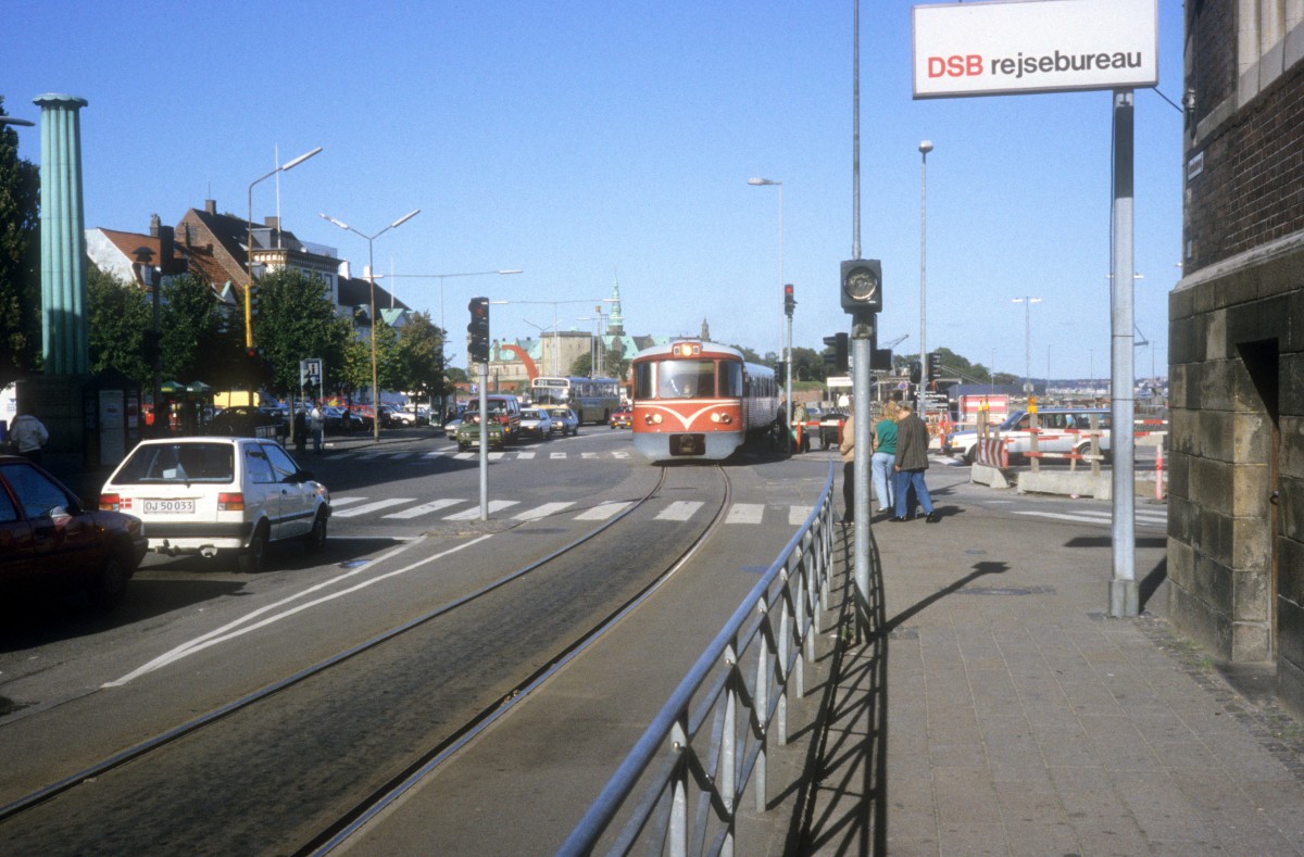 HHGB (Helsingør-Hornbæk-Gilleleje-Banen, auch Hornbækbanen genannt) im September 1992: Ein Triebzug hat eben den Haltepunkt in der Havnegade (Havnepladsen / Stationspladsen) verlassen. Der Zug wird in wenigen Minuten den Bahnhof Helsingør (den Endbahnhof) errreichen.