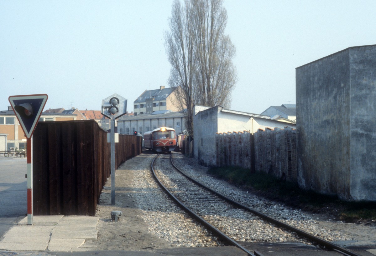 HHGB (Helsingør-Hornbæk-Gilleleje-Banen, auch Hornbækbanen genannt) im Mai 1978: Ein Triebzug befindet sich nahe der damaligen Gummifabrik (Tretorn Gummi) zwischen dem Bahnhof Grønnehave und dem Haltepunkt Marienlyst in Helsingør. - Der Zug fährt in Richtung Gilleleje über Hornbæk.