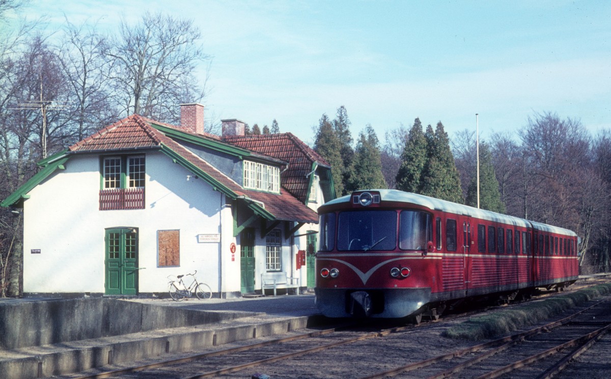 HHGB (Helsingør-Hornbæk-Gilleleje-Banen, auch Hornbækbanen genannt): Triebzug (Ym + Ys) Bahnhof Hellebæk am 11. April 1971. - Der Zug fährt in Richtung Helsingør.