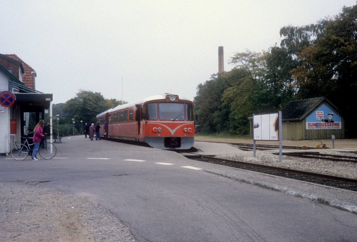 HHGB (Helsingør-Hornbæk-Gilleleje-Banen, auch Hornbækbanen genannt): Triebzug (Ym + Ys) Bahnhof Hornbæk im September 1992. - Der Zug hat Helsingør als Zielbahnhof.