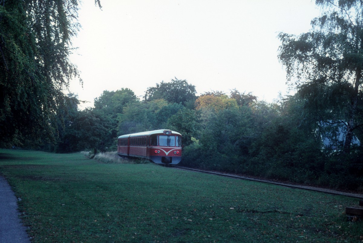 HHGB (Helsingør-Hornbæk-Gilleleje-Banen, auch Hornbækbanen genannt): Ein Triebzug (Ys+Ym) fährt im Oktober 1976 in der Nähe vom ehemaligen Haltepunkt Sommariva in Helsingør. - Der Zug hat Gilleleje als Zielbahnhof.