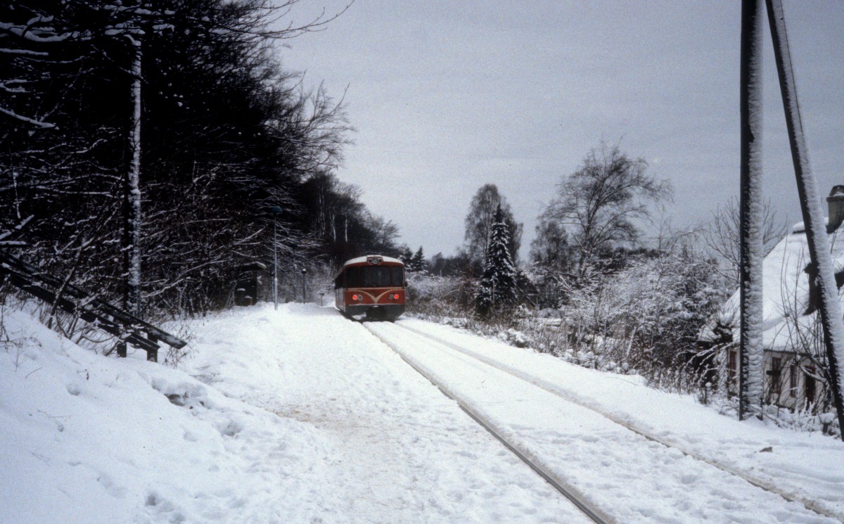 HHGB (Helsingør-Hornbæk-Gilleleje-Banen, auch Hornbækbanen genannt): Haltepunkt Højstrup (d.h., der ursprungliche Haltepunkt am alten Standort) am 26. Dezember 1981. - Am Haltepunkt ist ein Triebzug bestehend aus einem Ys und einem Ym zu sehen. - Der Zug fährt in Richtung Hornbæk und Gilleleje.