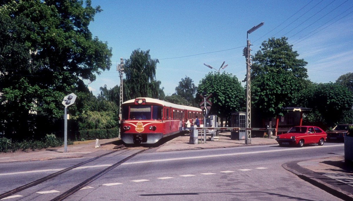 HHGB (Helsingør-Hornbæk-Gilleleje-Banen, auch Hornbækbanen genannt): Haltepunkt Marienlyst (in Helsingør) am 7. Juni 1976. - Der Triebzug (Ym+Ys) am Bahnsteig fährt in Richtung Gilleleje.
