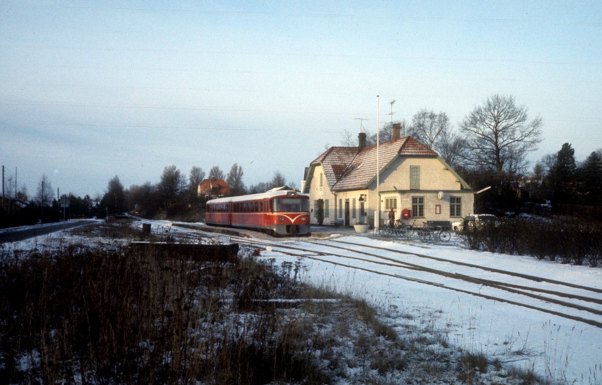 HHGB (Helsingør-Hornbæk-Gilleleje-Banen): Bahnhof Ålsgårde am 25. Dezember 1976.