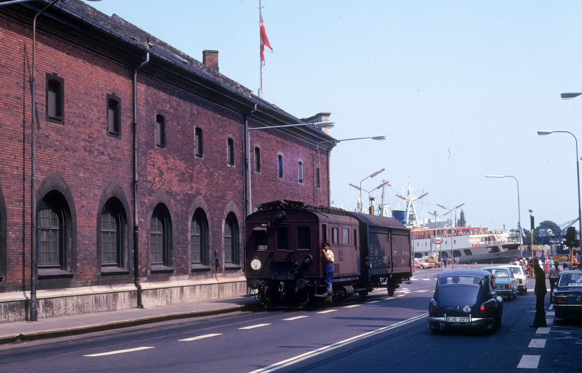 HHGB (Helsingør-Hornbæk-Gilleleje-Banen, Hornbækbanen) Diesellok M4 (Scandia 1933, ex-HHJ M4) mit einem Güterwagen am Zollamt in Helsingør. Aufnahmedatum: 5. Juli 1973.