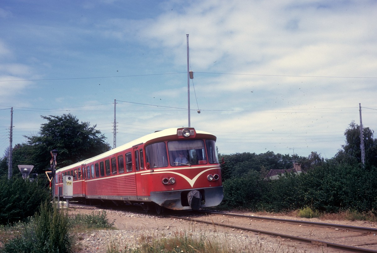 HHGB (Helsingør-Hornbæk-Gilleleje-Banen, Hornbækbanen): Ein Triebzug bestehend aus einem Triebwagen (Ym) und einem Steuerwagen (Ys) verlässt am 23. Juni 1974 Gilleleje, um nach Helsingør zu fahren.