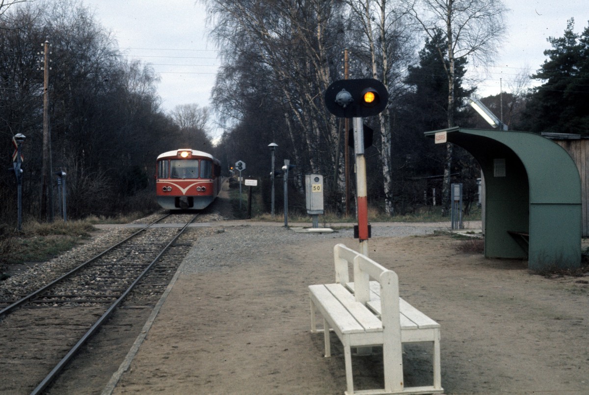 HHGB (Helsingør-Hornbæk-Gilleleje-Banen, Hornbækbanen) Triebzug (Ym + Ys) Haltepunkt Kildekrog  am 25. Dezember 1975.