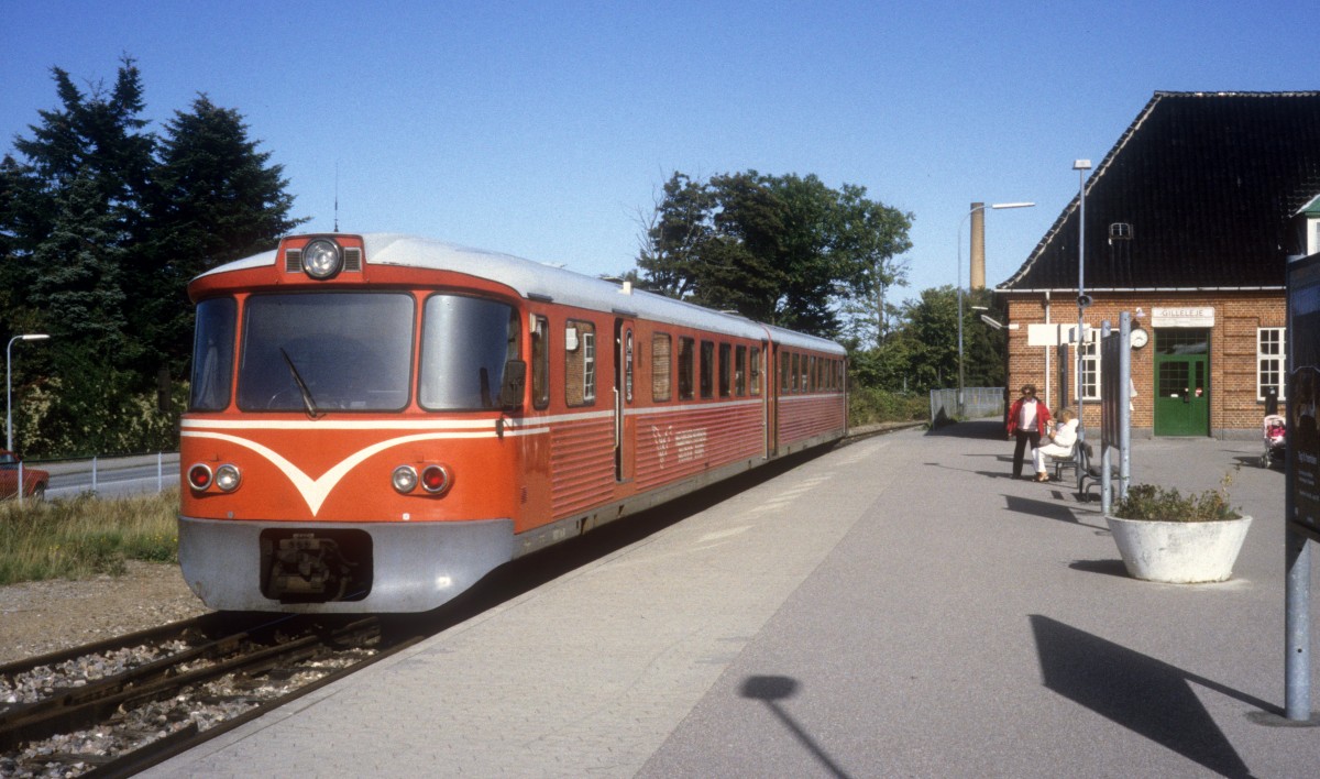 HHGB (Helsingør-Hornbæk-Gilleleje-Banen) Triebzug bestehend aus einem Triebwagen (Ym) und einem Steuerwagen (Ys) Bahnhof Gilleleje im September 1992.