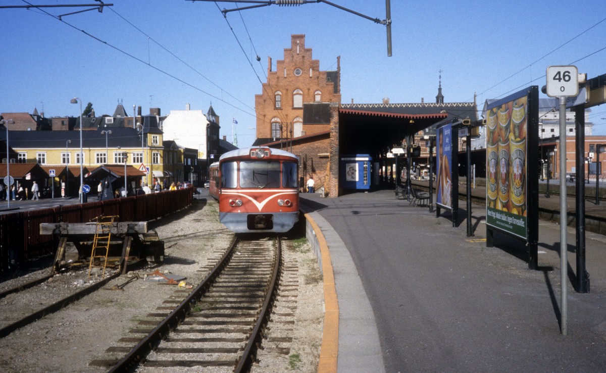 HHGB (Helsingør-Hornbæk-Gilleleje-Banen) Triebzug (Ym + Ys) im Bahnhof Helsingør im September 1992. - 1990 wurde die Bahn um etwa 100m vom Jernbanevej neben dem Bahnhof Helsingør ins Bahnhofgebiet verlängert, so dass die Züge am Bahnsteig mit einem leichteren Übergang zu und von den Zügen der Kystbanen (Helsingør - Kopenhagen) und der Nordbahn (Helsingør - Hillerød über Fredensborg) halten konnten. 