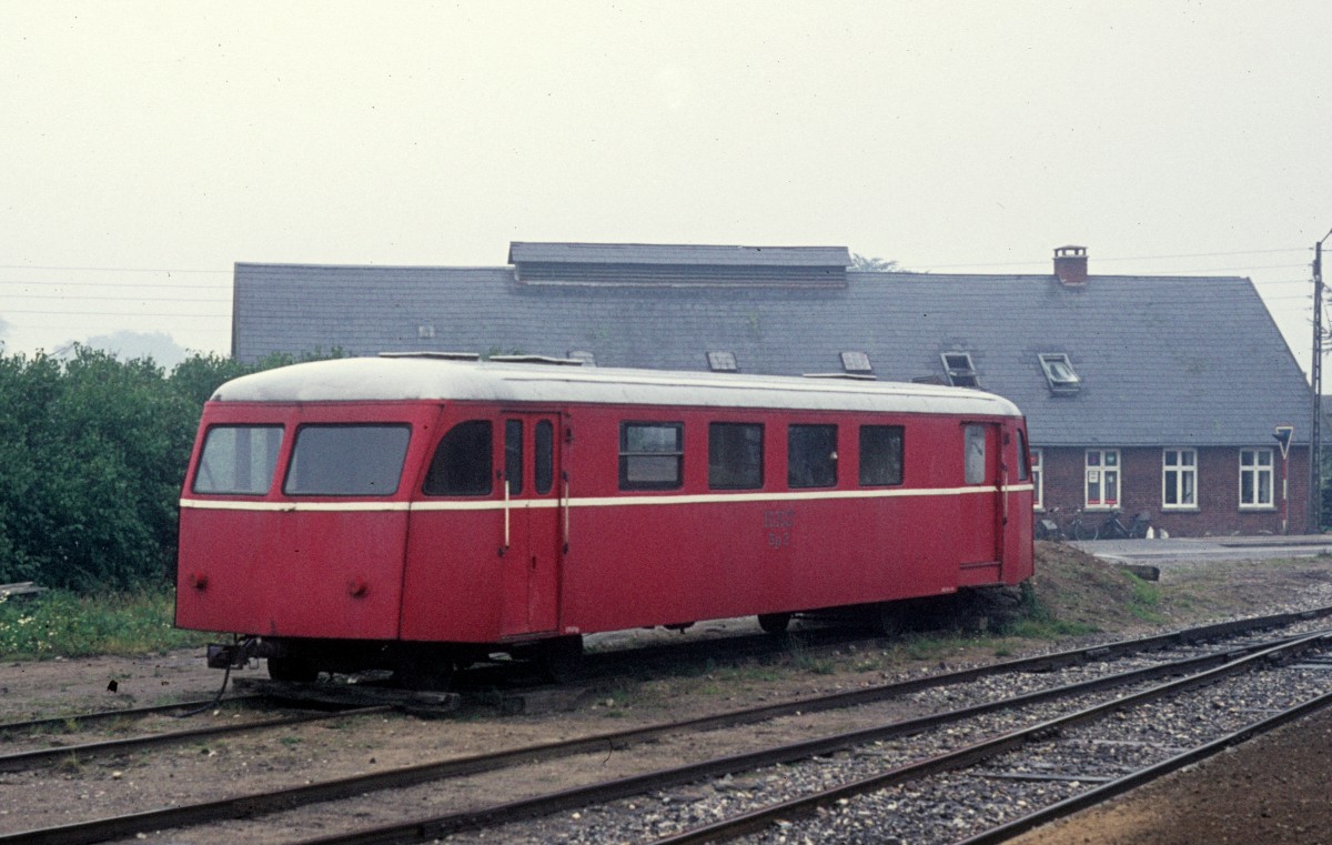 HHJ (Hads-Ning Herreders Jernbane, auch Odderbanen genannt): Ein ausgemusterter Schienenbusbeiwagen (Sp 2) steht am 13. September 1974 in Tranbjerg.