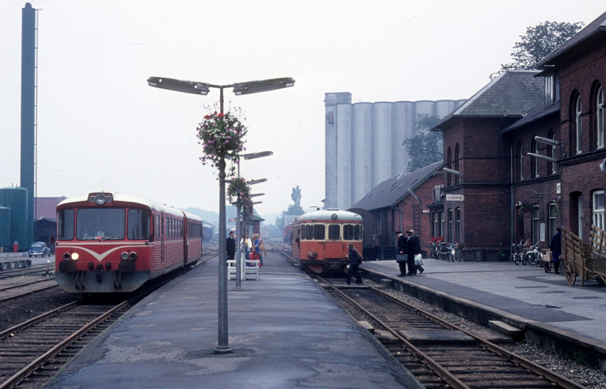HHJ (Hads-Ning Herreders Jernbane, auch Odderbanen genannt): Im Bahnhof Odder halten am 13. September 1974 ein Triebzug (bestehend aus einem Triebwagen Ym 31 oder 32 und einem Steuerwagen Ys - beide Waggonfabrik Uerdingen 1968) und ein Triebwagen schwedischer Bauart (YBM 25 - Hägglund 1953). - Heute fahren hier DSB-Triebzüge des Typs Desiro.